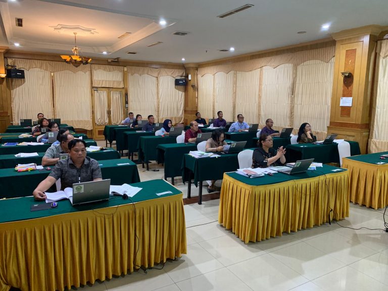 Para peserta dari berbagai instansi mengikuti ujian PBJ di Medan